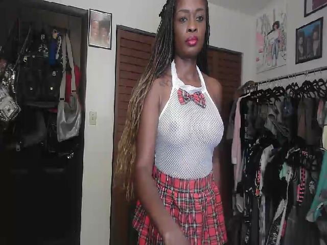 Live sex webcam photo for MiaFine69 #268942134