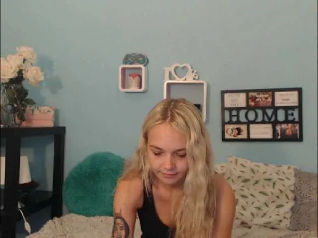 Live sex webcam photo for AnnaHappy18 #268951687