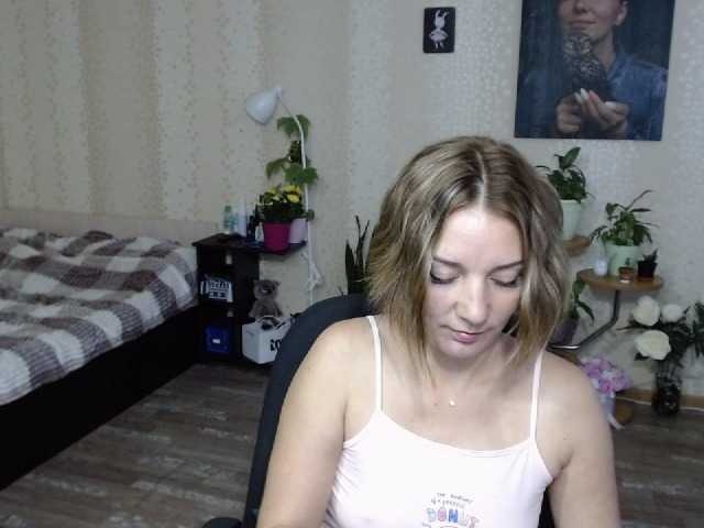 Live sex webcam photo for EmilyWild18 #268951185