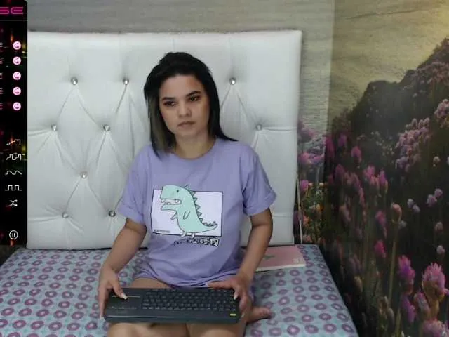 Live sex webcam photo for JuliaReeves #268956357
