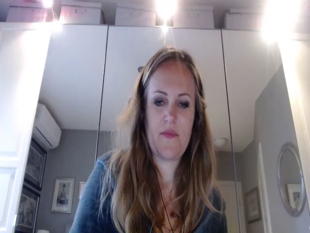 Live sex webcam photo for JustLily #268952178