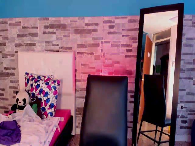 Live sex webcam photo for Melysex18 #268963623