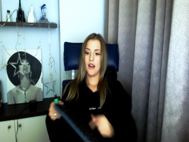 Live sex webcam photo for Sofia__White #268946927