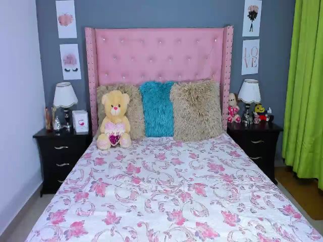 Live sex webcam photo for Annieomel #268957976