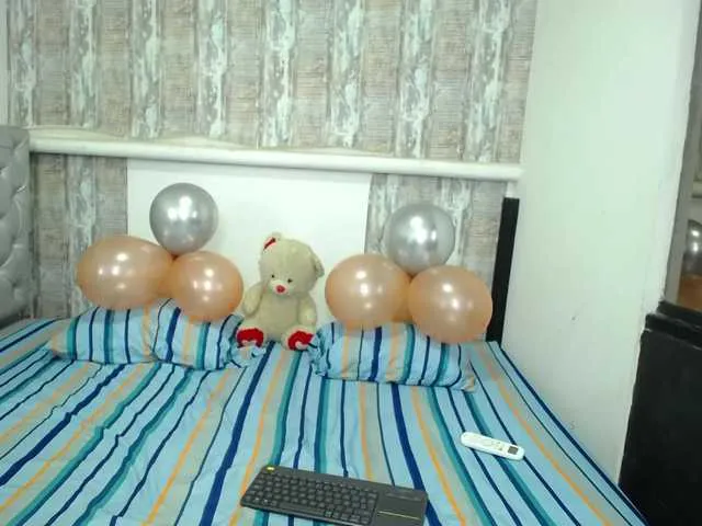 Live sex webcam photo for KiaraKaneel #268967657