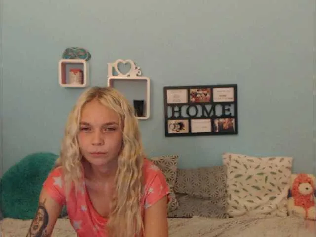 Live sex webcam photo for AnnaHappy18 #268973016