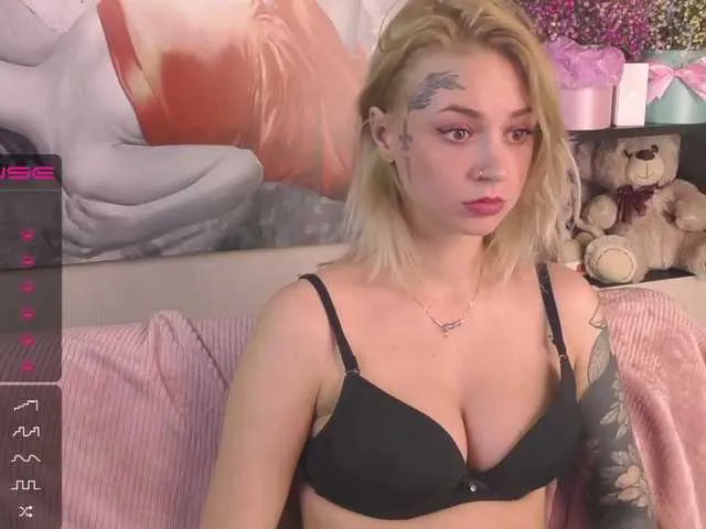 Live sex webcam photo for MalinaLaura #268981695