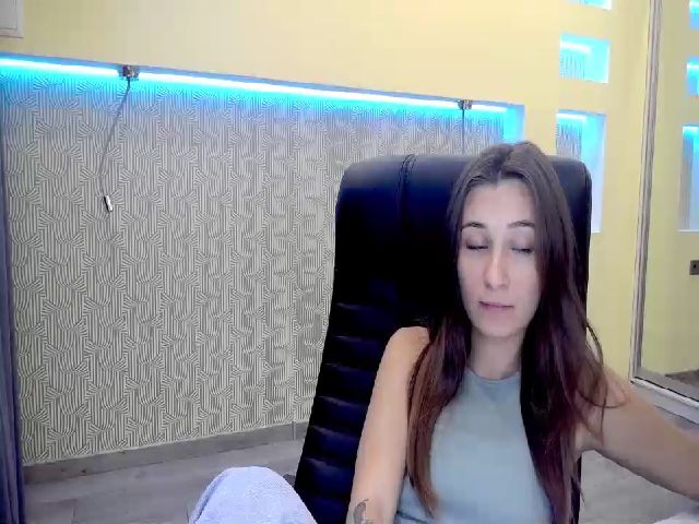 Live sex webcam photo for Nikolle_Love #268980853