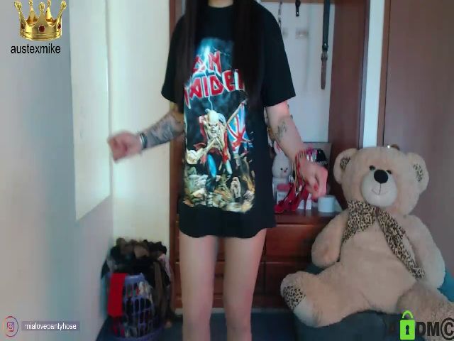 Live sex webcam photo for Miahot21 #268980829