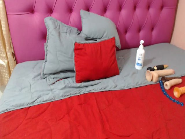 Live sex webcam photo for sophiie_fox #268971070