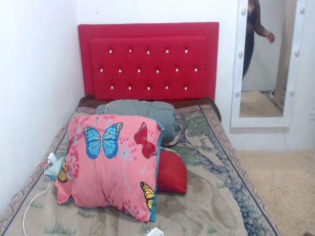 Live sex webcam photo for Brittany_x1 #268991693