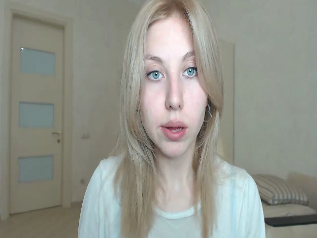 Live sex webcam photo for MollyDiamond1 #269001629