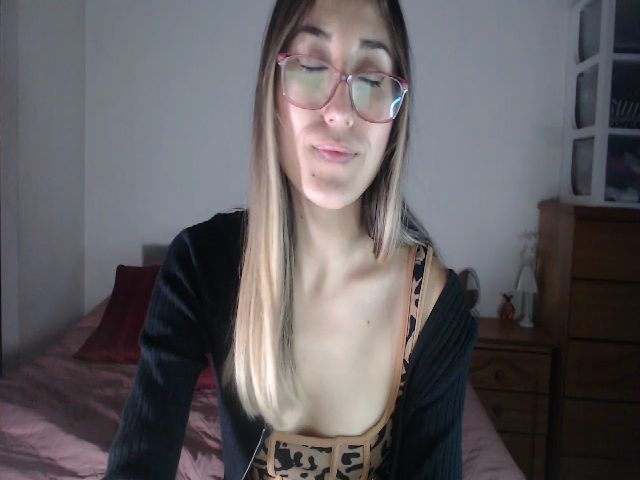 Live sex webcam photo for Ninimoon #268995697