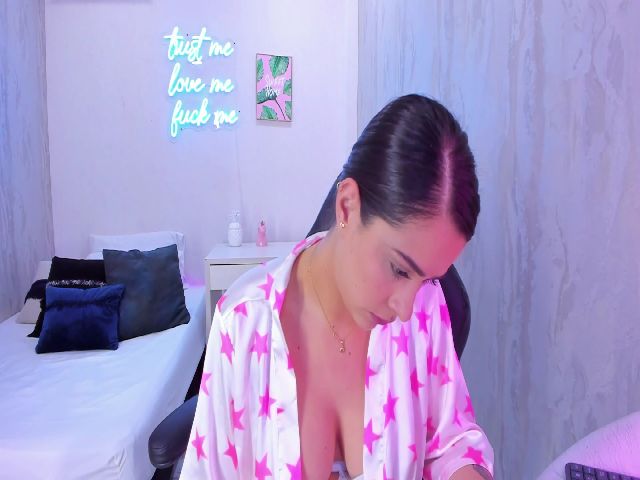 Live sex webcam photo for VictoriaMilan #269006250