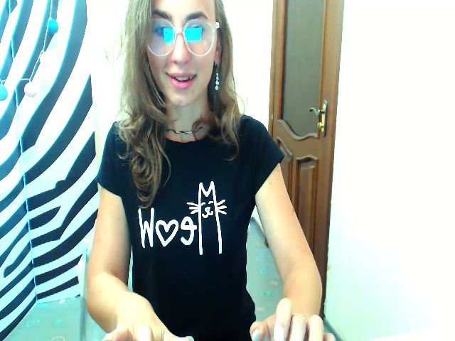 Live sex webcam photo for HeartGirl #268999415