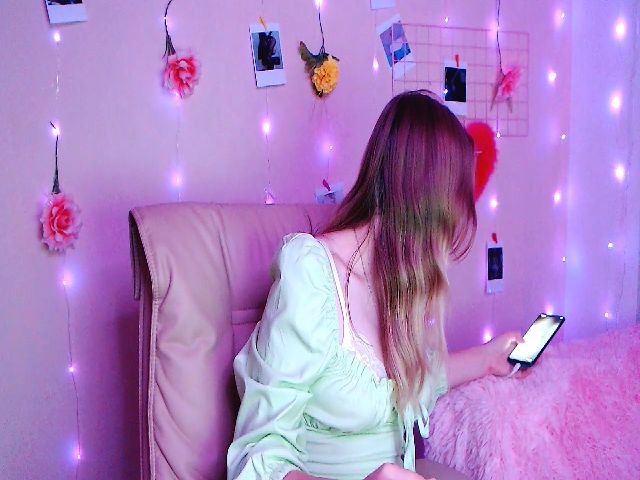 Live sex webcam photo for MILAxVANILLA #268999943
