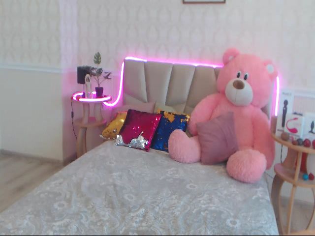 Live sex webcam photo for GinaLewis #268994803