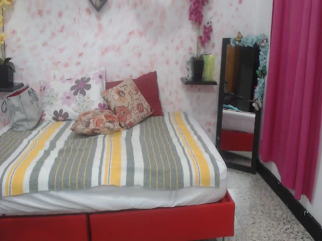 Live sex webcam photo for Alejandra_06 #268996159