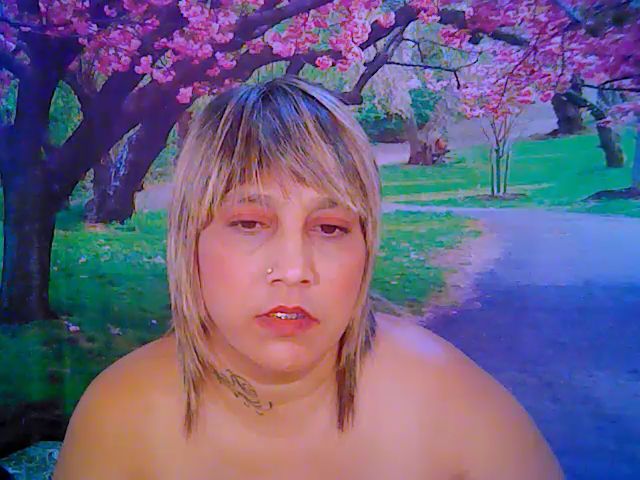 Live sex webcam photo for Roxyfoxy69 #269024512