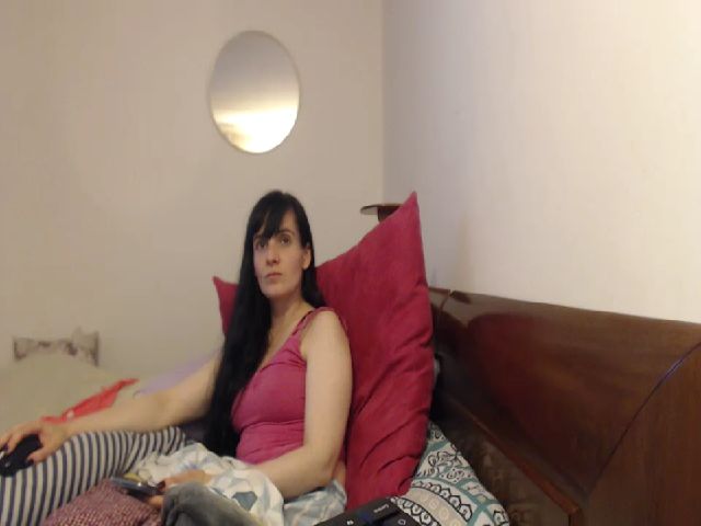 Live sex webcam photo for isabellazee2 #269010678