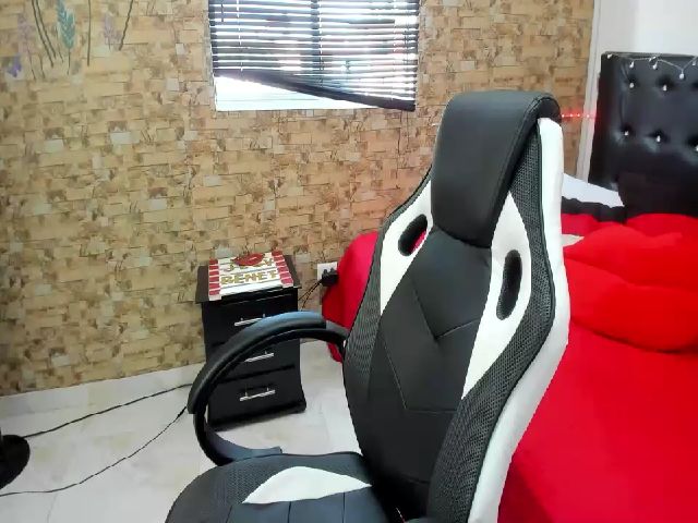 Live sex webcam photo for JessyBennet #269022877