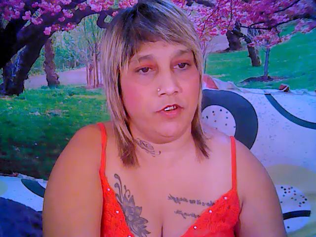Live sex webcam photo for Roxyfoxy69 #269041495