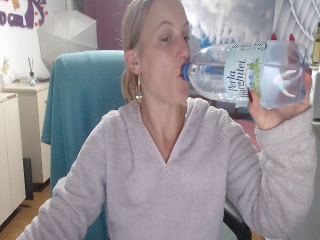 Live sex webcam photo for LiaMelanyy #269040328