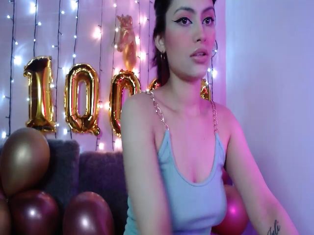 Live sex webcam photo for Ambar_blackk #269040624