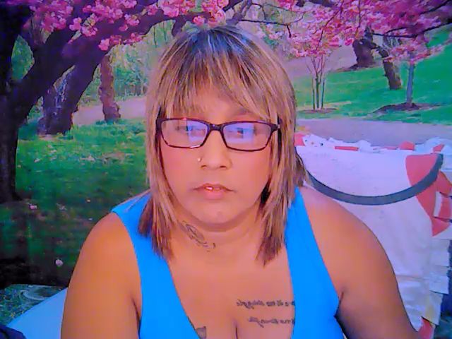 Live sex webcam photo for Roxyfoxy69 #269056712