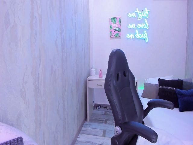 Live sex webcam photo for VictoriaMilan #269054804