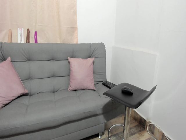 Live sex webcam photo for Violet21_ #269051150