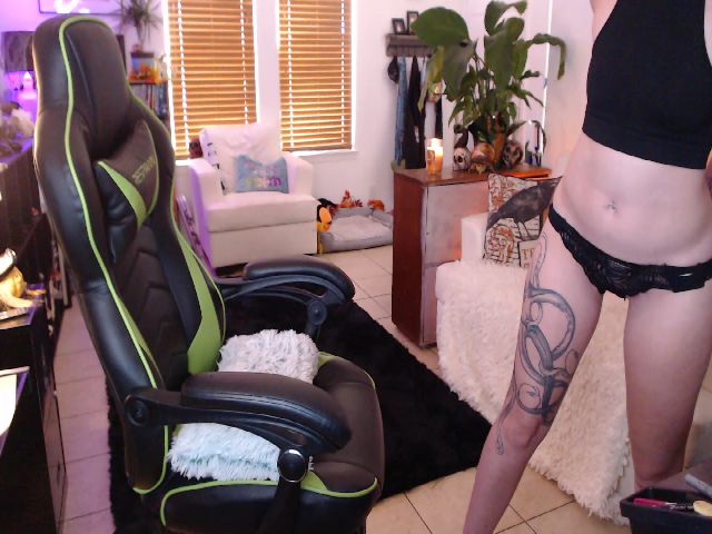 Live sex webcam photo for KinzySuicide #269059235