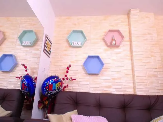 Live sex webcam photo for emily-brown #269079778