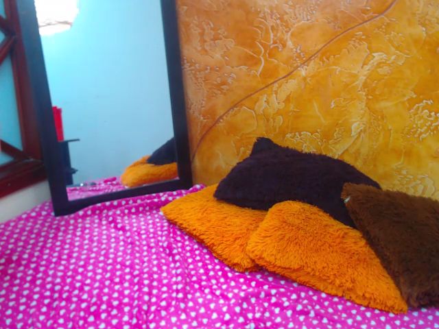 Live sex webcam photo for KellyJhons #269065922