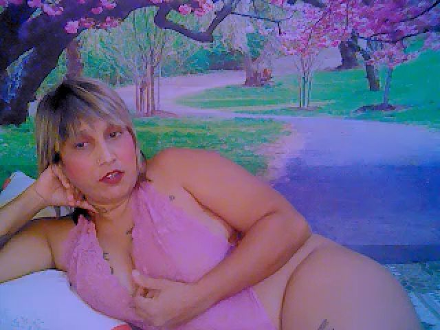 Live sex webcam photo for Roxyfoxy69 #269078328