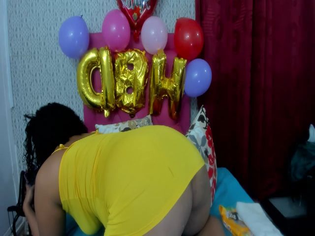 Live sex webcam photo for laura_1_ #269077295
