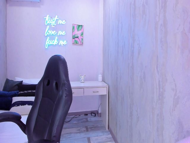 Live sex webcam photo for VictoriaMilan #269076610