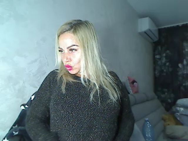 Live sex webcam photo for Yourmilf24 #269067984