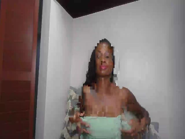 Live sex webcam photo for MiaFine69 #269082993