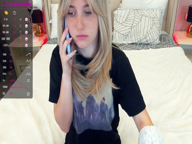 Live sex webcam photo for EmiilyFox #269092372