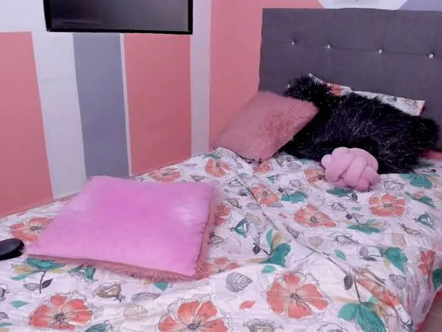Live sex webcam photo for karinahotson1 #269108076