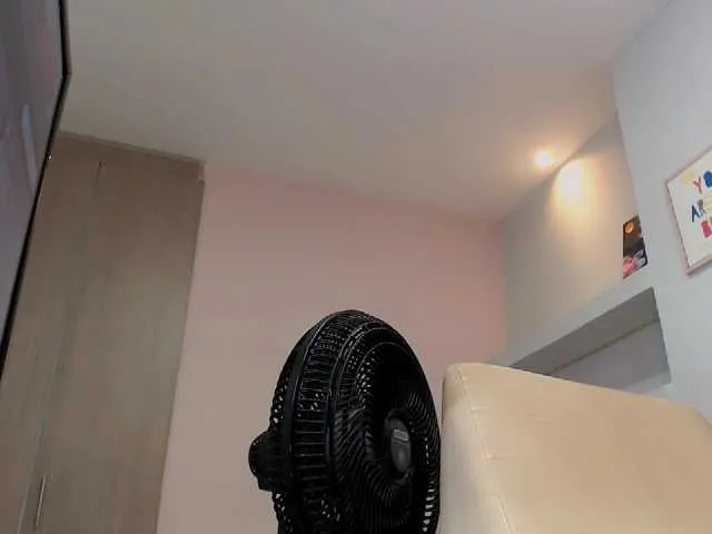 Live sex webcam photo for Agatha-69 #269118048