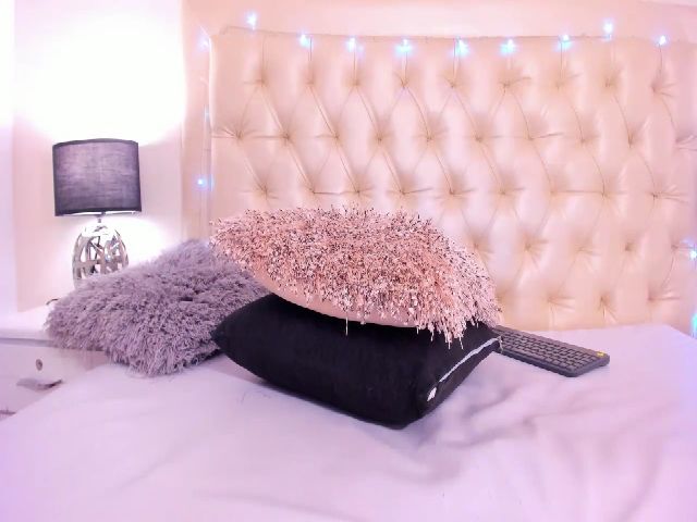 Live sex webcam photo for Mackenzie__20 #269110982