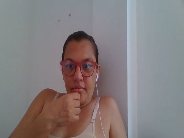 Live sex webcam photo for SweetLola01 #269121902