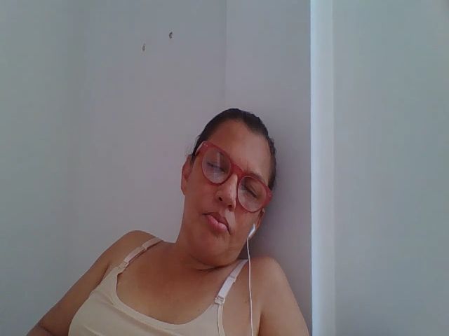Live sex webcam photo for SweetLola01 #269122013