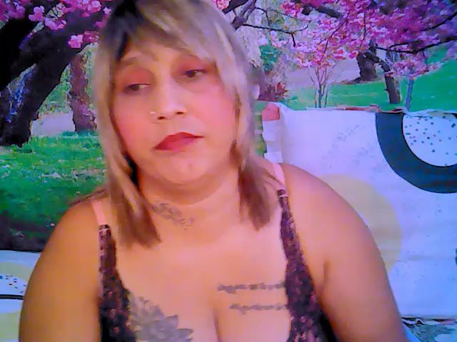 Live sex webcam photo for Roxyfoxy69 #269124370