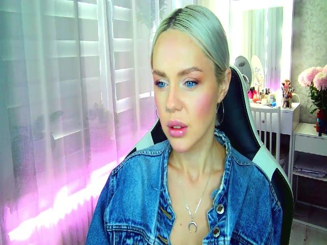 Live sex webcam photo for LisaJun #269116782