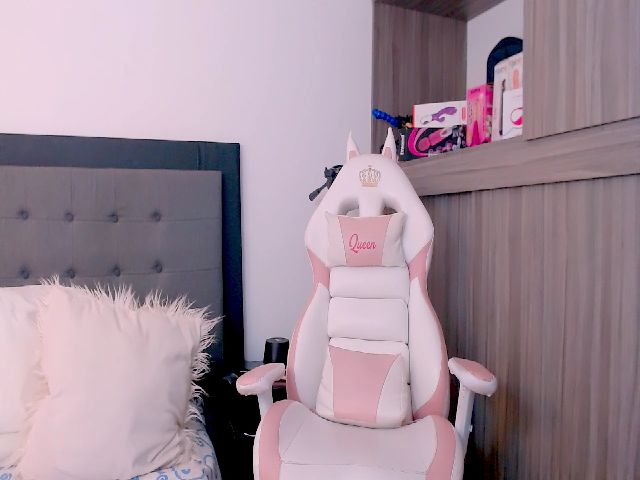 Live sex webcam photo for Charlotte_12 #269109761