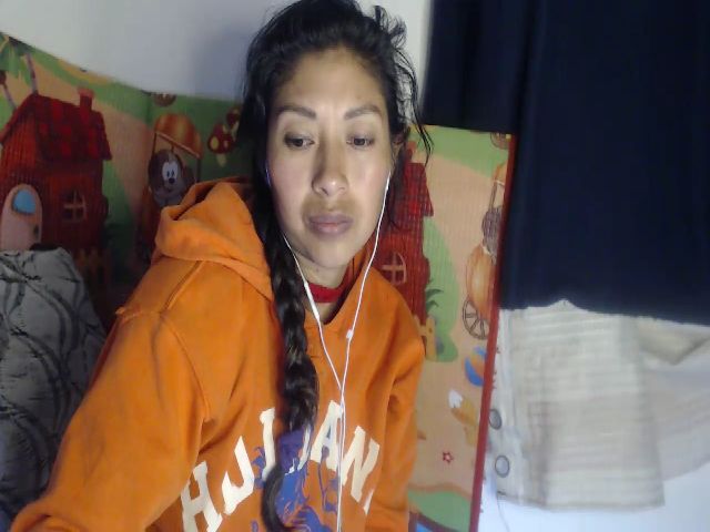 Live sex webcam photo for CHILENITAHOT #269110277