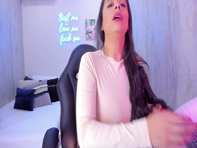 Live sex webcam photo for VictoriaMilan #269121832